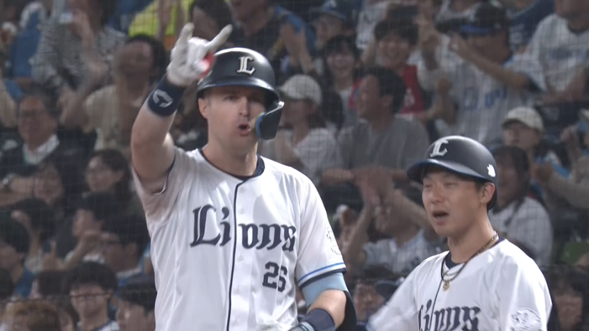 7回裏・Lネビン 勝負強さを見せた!! レフト前へ同点タイムリーヒットを放つ!!