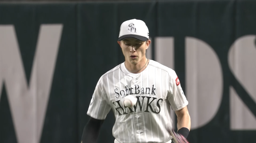 8回表・H周東佑京 センターへのフェンスギリギリの打球をスライディングキャッチ!!