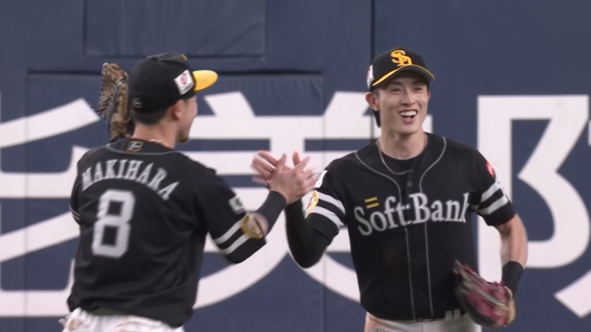 9回裏・H周東佑京 左中間への大きな当たりをスライディングキャッチしピンチを救う!!
