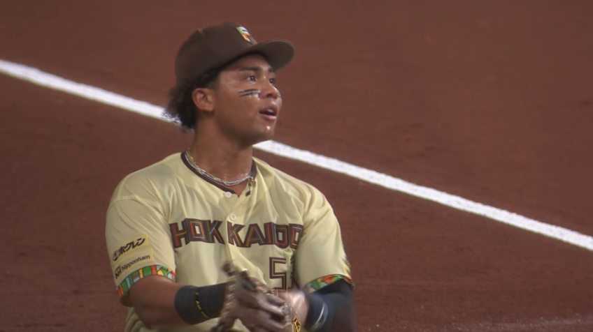 4回表・F水谷瞬 ライン際の打球をスライディングキャッチ!!