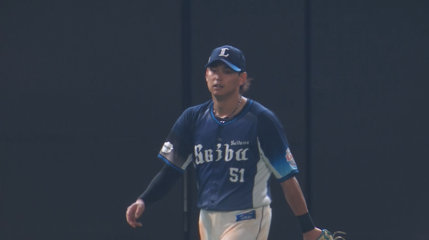6回裏・L西川愛也 センターへの深い打球をジャンピングキャッチ!!