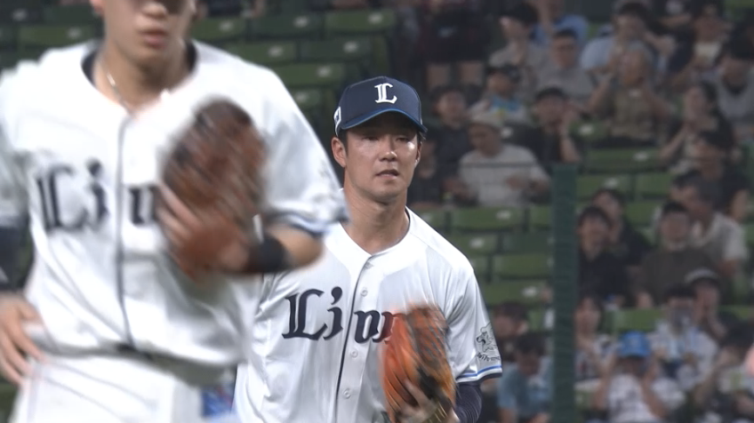 1回表・L石井一成 一二塁間を抜けそうな打球をダイビングキャッチ!!