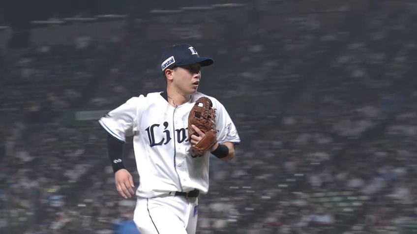 5回表・L滝澤夏央 センター方向へ抜けそうな打球を華麗に処理!!