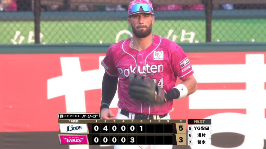 6回表・Eマッカスカー レフトへの打球をジャンピングキャッチ!!