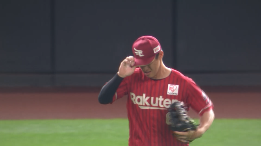 1回裏・E辰己涼介 センターへの大きな打球を後ろ向きでキャッチする好プレー!!