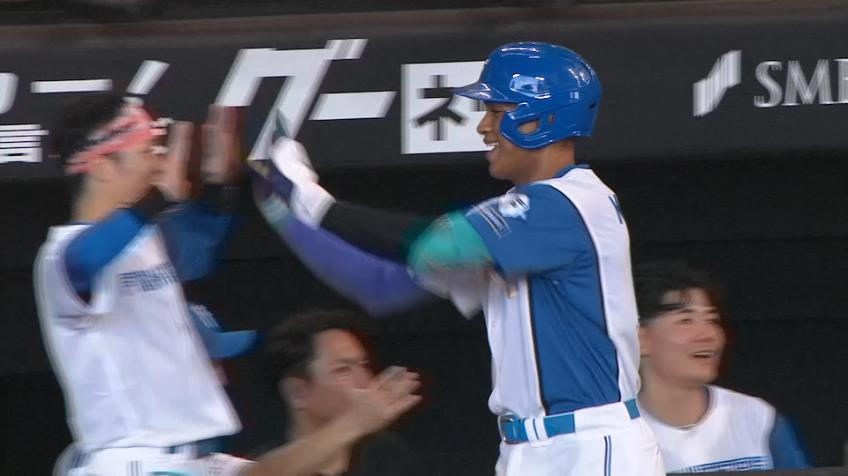 7回裏・F万波中正 片手で持っていったセンターへのソロホームラン!!