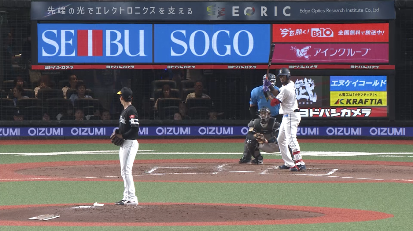 4回裏・H周東佑京 センター後方の打球を背走してナイスキャッチ!!