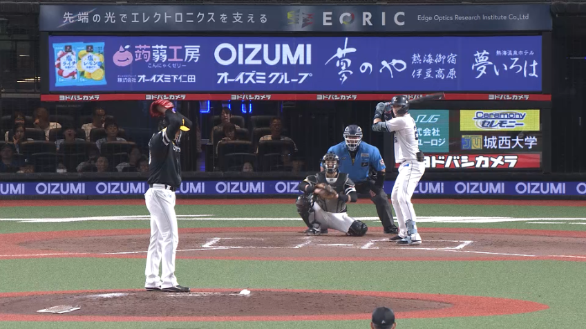 9回裏・H周東佑京 フェンス際の打球に追いつきナイスキャッチ!!
