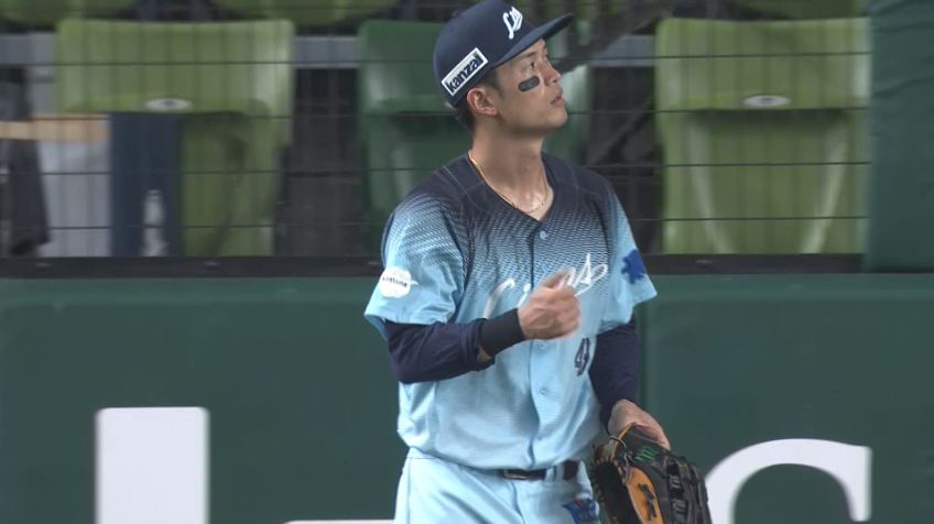 4回表・L若林楽人 左中間へ伸びる打球を背走キャッチするスーパープレー!!
