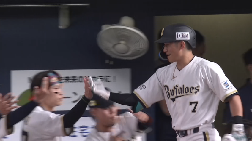 1回裏・B西川龍馬 バックスクリーンへの今季第7号先制ソロホームランを放つ!!