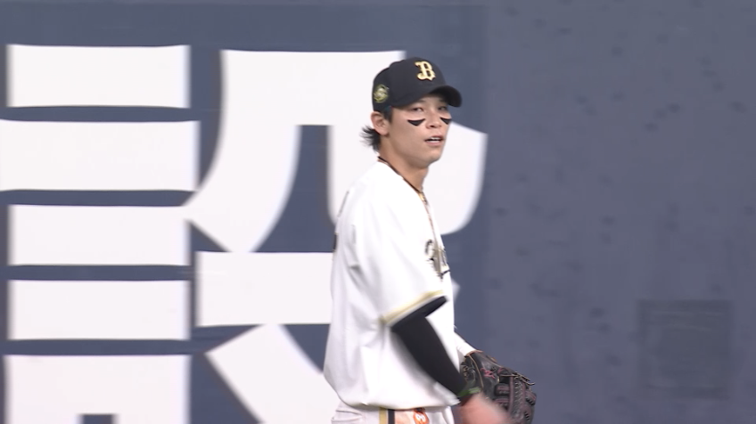 5回表・E中川圭太 フェンス直撃になりそうな打球をジャンピングキャッチするファインプレー!!