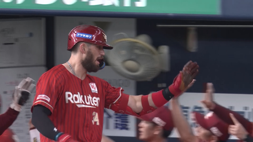 1回表・Eマッカスカー レフトスタンドへ特大の先制2ランホームラン!!