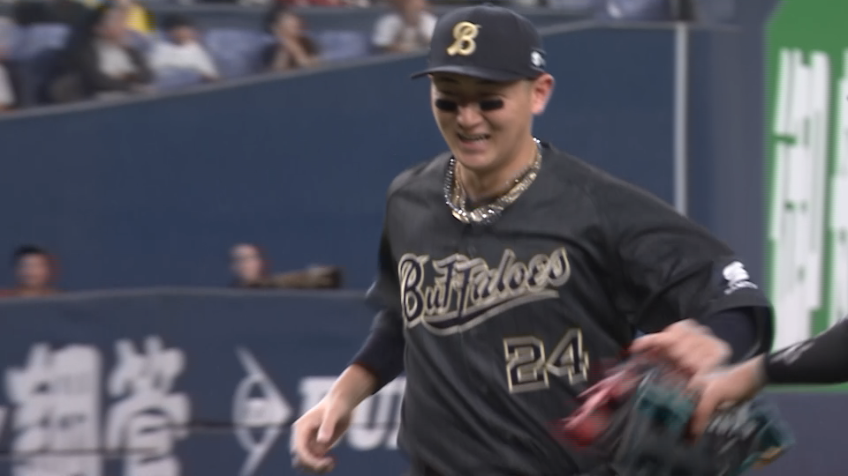 8回表・B紅林弘太郎 体勢を崩しながらも三塁をアウトにする好プレー!!