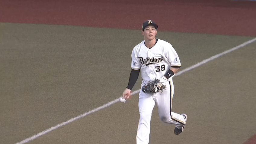 1回裏・B来田涼斗 ファールゾーンの打球をスライディングキャッチ!! 