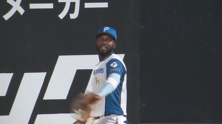 8回表・Fカストロ 左中間の鋭い打球をジャンピングキャッチ!!