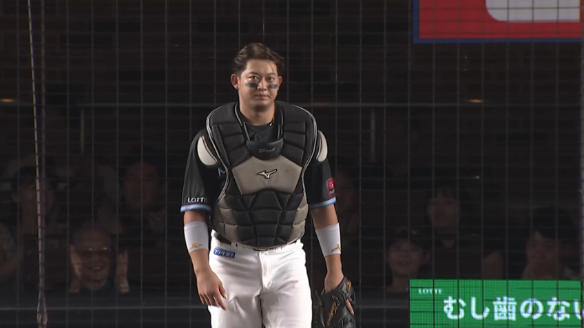 8回表・M佐藤都志也 フェンス際の打球をスライディングキャッチ!!