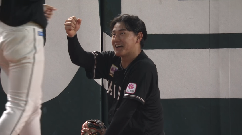 8回裏・M西川史礁 フェンス際の打球をジャンピングキャッチ!!
