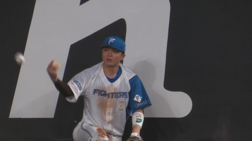 9回表・F郡司裕也 レフト後方の打球に飛び込むファインプレー!!