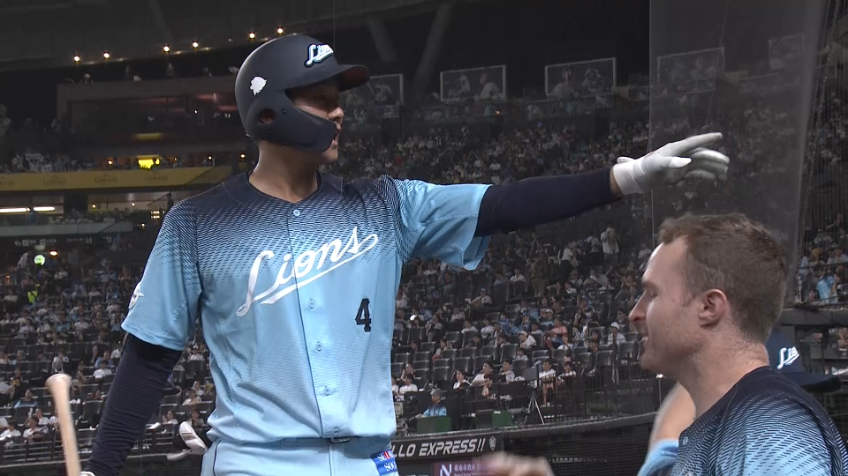 8回裏・L石井一成 わずか2球で追加点!! センターへの犠牲フライ!!