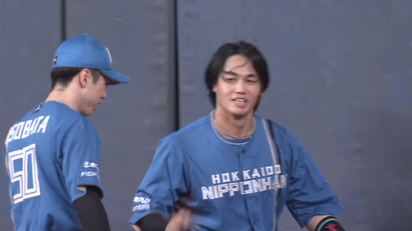 7回裏・F細川凌平 ライトフェンスを恐れずジャンプ一番でキャッチ!!