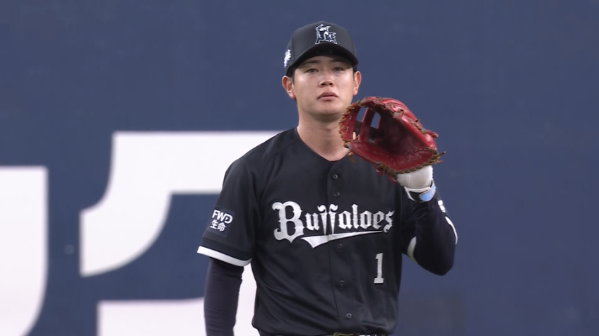 7回表・B太田椋 強いゴロをスライディングキャッチしてアウトを奪う!!