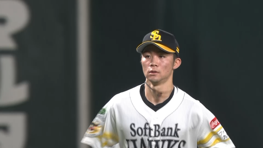 4回表・H庄子雄大 頭上を越えそうな打球を背走してナイスキャッチ!!