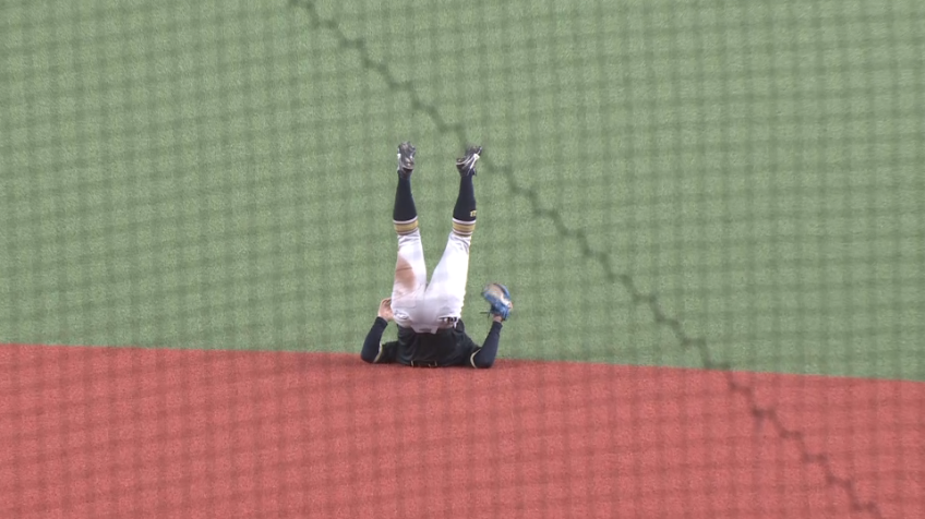 9回裏・B野口智哉 痛烈なライナーをジャンピングキャッチ!!