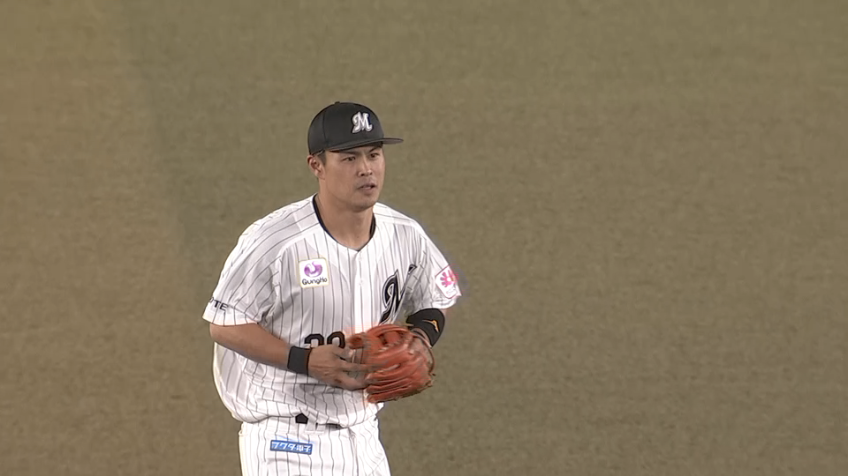 6回表・M山崎剛 ショート後方の打球をジャンピングキャッチ!!