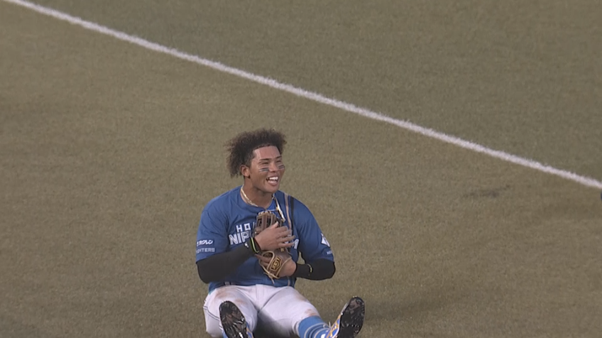 4回裏・F水谷瞬 風に戻される打球をキャッチする好プレー!!