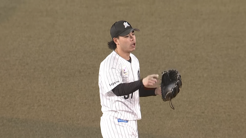 8回表・M小川龍成 センターに抜けそうな打球を処理する!!