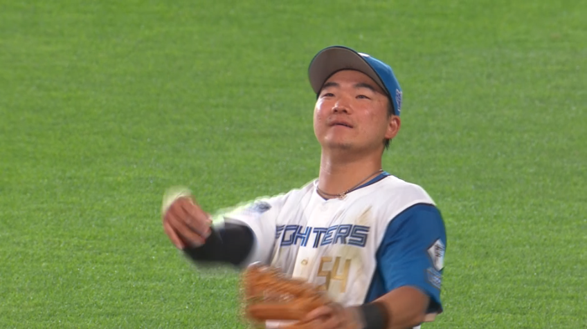 4回表・F山縣秀 一二塁間の打球に横っ飛びでキャッチ!!