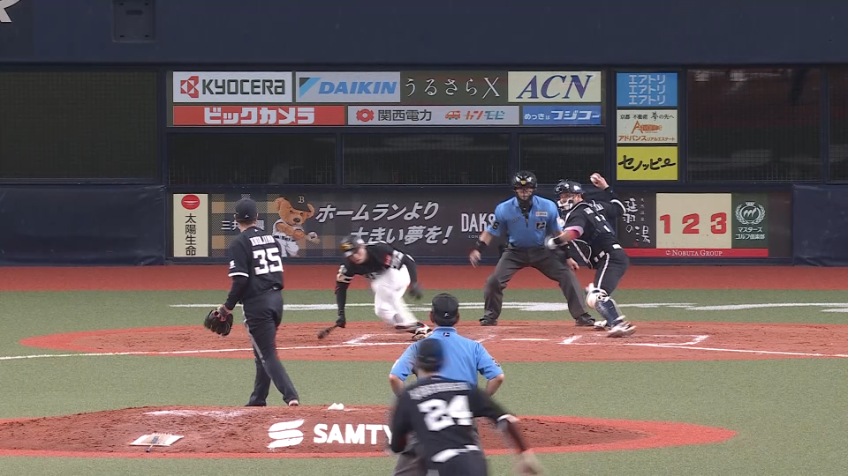 8回表・B若月健矢 二塁ランナーへ牽制球を投げ3アウト!!