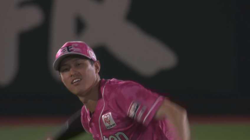 4回表・E辰己涼介 センター前の打球をダイビングキャッチ!!