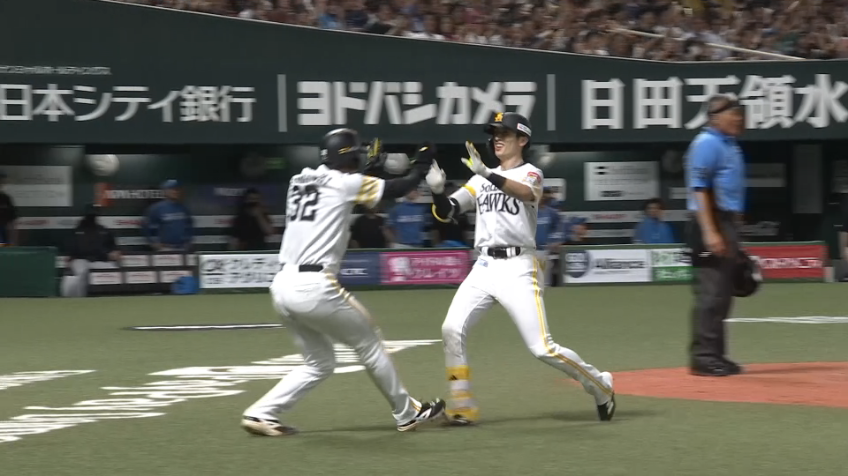 8回裏・H周東佑京 快足を飛ばして満塁ランニングHR!!