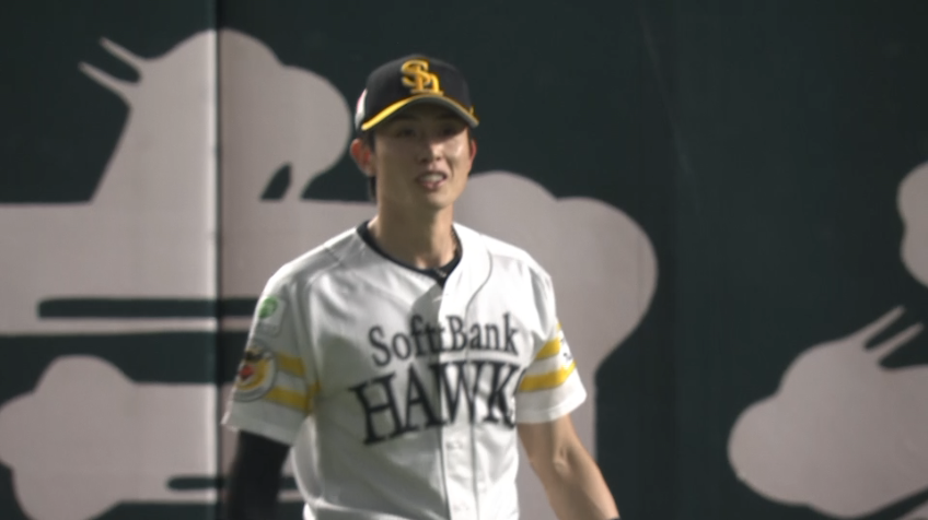 8回表・H周東佑京 フェンス際の打球をジャンピングキャッチ!!
