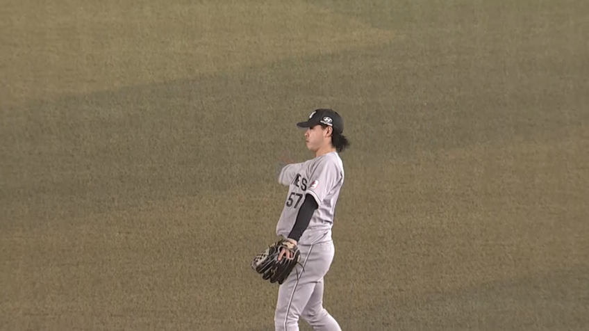 6回表・M小川龍成 ライトに抜けそうな打球をダイビングキャッチ!!