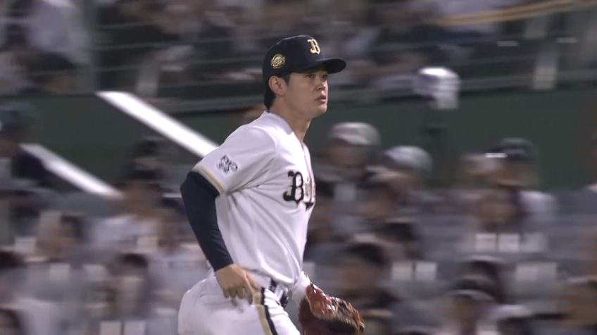 6回表・B太田椋 一二塁間の打球を上手く捕球しアウトを取る!!