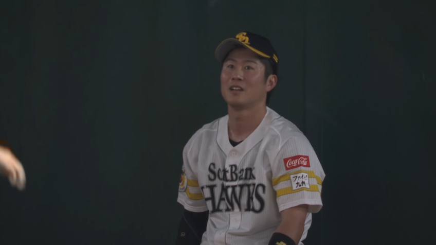 8回表・H川村友斗 センター後方の打球をジャンピングキャッチ!!