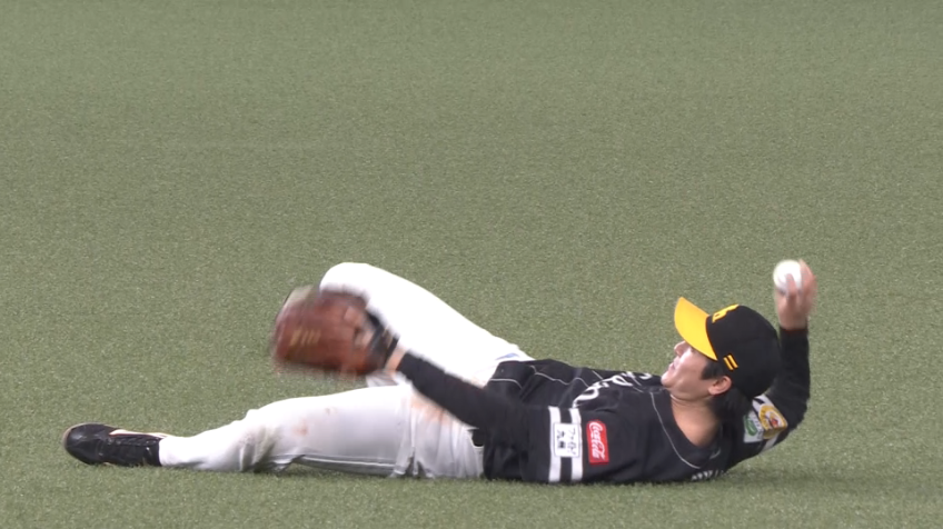 5回裏・H柳町達 右中間への打球をスライディングキャッチ!!