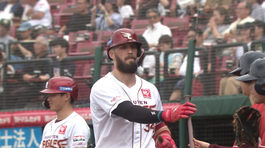 4回裏・Eマッカスカー ライトスタンドへ第22号ソロHR!!