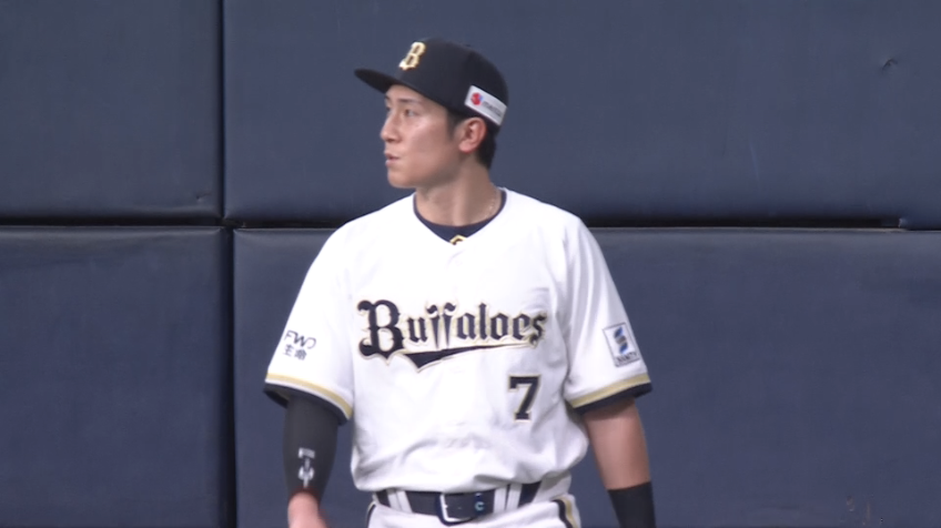 3回表・B西川龍馬 フェンスを恐れず捕球する好プレー!!