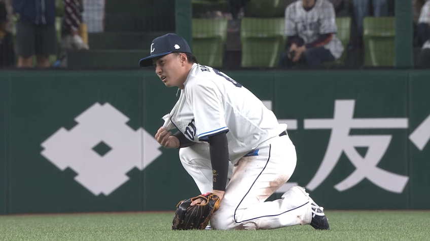 8回表・L長谷川信哉 ユニフォームが敗れるほどのガッツあふれるダイビングキャッチ!!