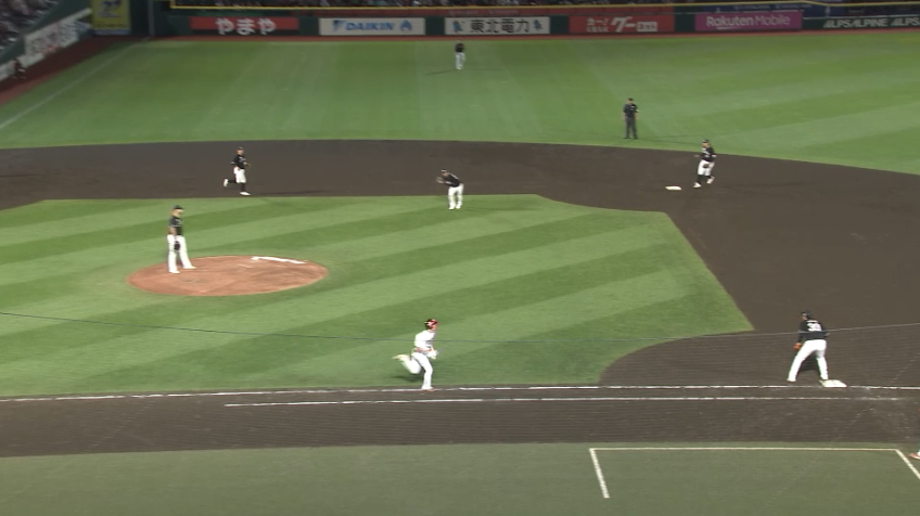 5回裏・M小川龍成 難しいバウンドを処理しアウトに!!