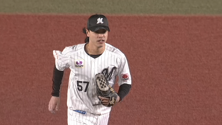 1回表・M小川龍成 センターへ抜けそうな打球をダイビングキャッチ!!
