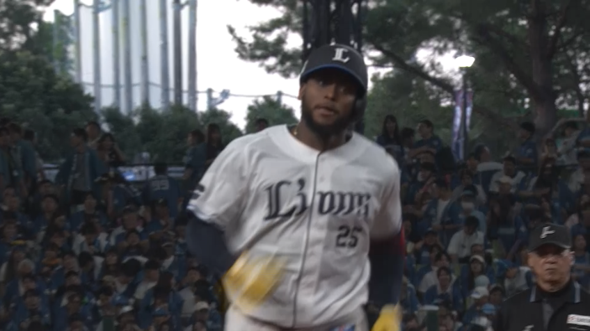 10回裏・Lカナリオ 試合を決めた!! ファンの待つレフトへサヨナラHR!!