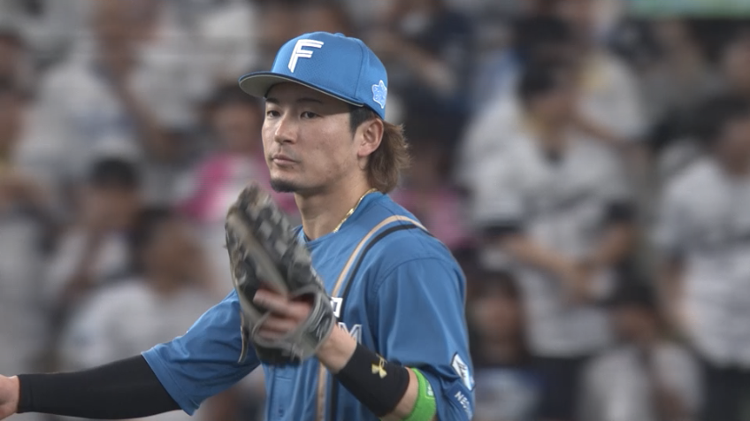 7回裏・F水野達稀 難しい打球を好捕し、一回転しながら送球!!