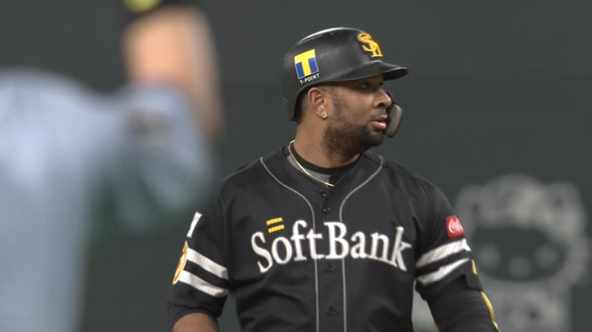 8回表・Hバレンティン 高々と上がった打球は天井直撃‼ 珍しい2ベースヒット‼