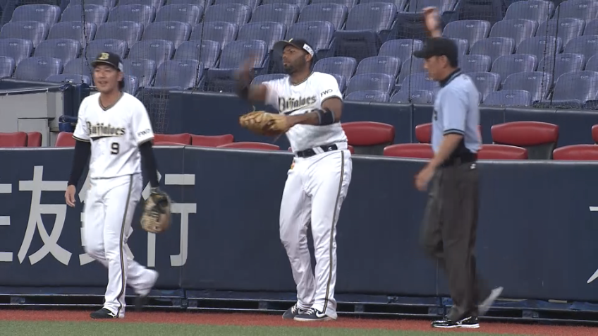 1回表・Bロドリゲス ファールフライをナイスキャッチ!!