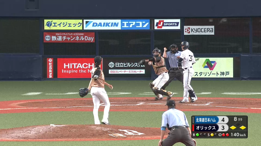 8回裏・B佐野 自身の3塁盗塁でチャンスを広げキャッチャーの悪送球を誘い同点!!