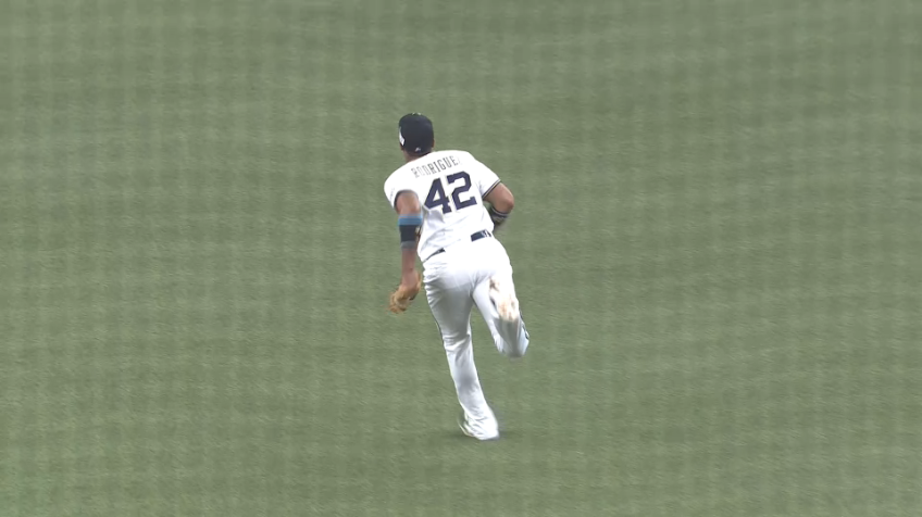 1回表・Bロドリゲス ジャンピングキャッチのファインプレーで先制点を渡さない!!